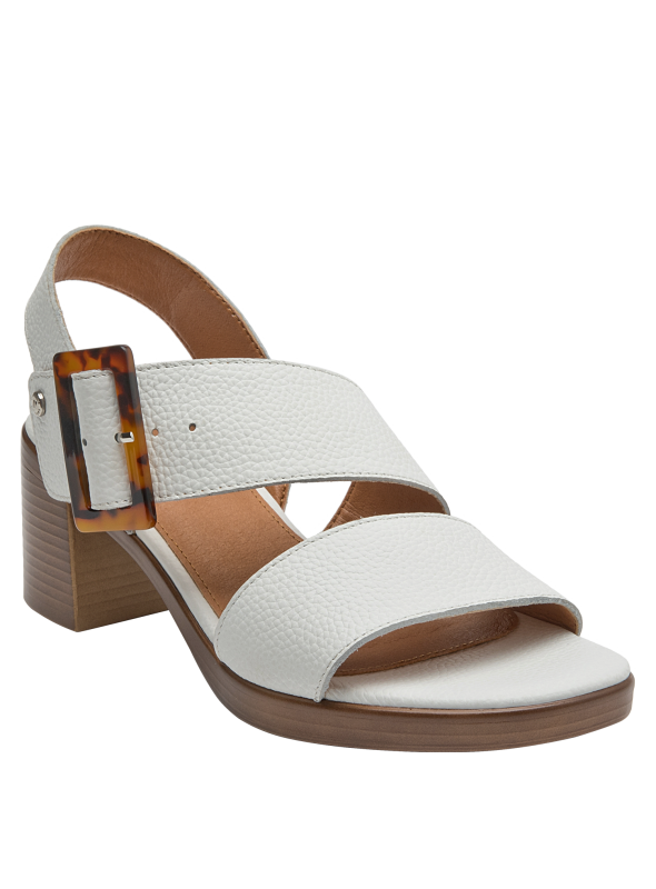 Sandalia de cuero blanco con textura granulada y taco medio ancho, versátil para diversas ocasiones.