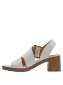 Sandalia de cuero blanco con taco ancho imitación madera, ideal para eventos semi-formales.