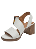 Sandalia blanca de cuero para mujer con hebilla carey en tonos marrones y ámbar, estilo casual elegante.
