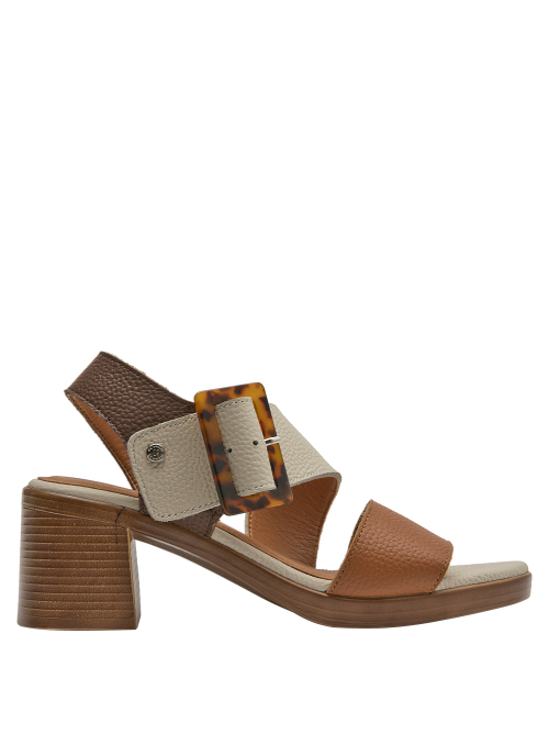 Sandalia de cuero camel con diseño moderno, hebilla decorativa y taco estable para eventos diurnos.