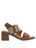 Versátil sandalia de cuero camel para mujer, perfecta para combinar con vestidos o pantalones casuales.