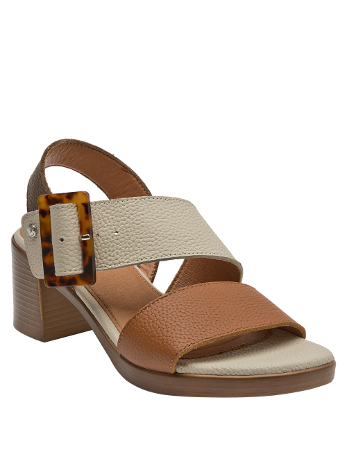 Sandalia de cuero camel con diseño moderno, hebilla decorativa y taco estable para eventos diurnos.