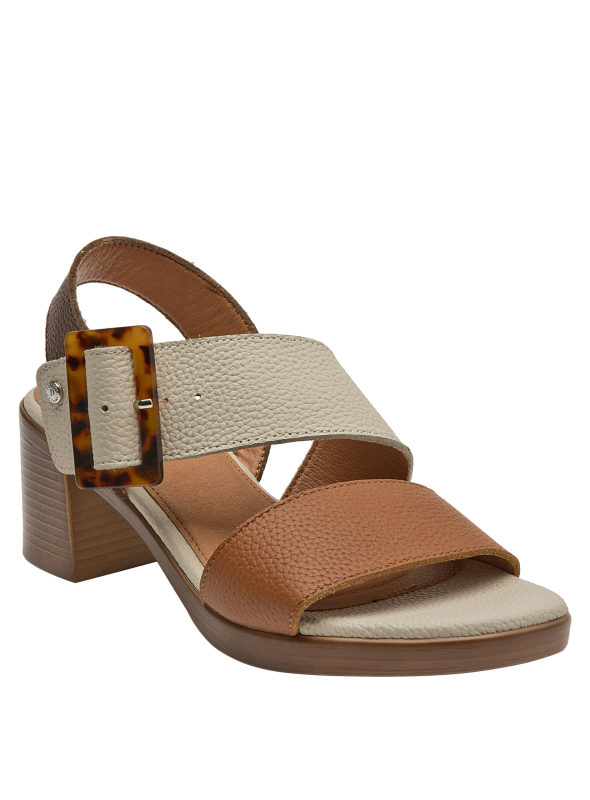Sandalia de cuero camel con diseño moderno, hebilla decorativa y taco estable para eventos diurnos.