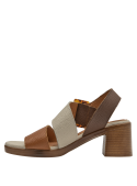 Sandalia minimalista de cuero camel con hebilla chic y taco cómodo, ideal para primavera-verano.