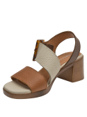 Elegante sandalia casual de cuero camel con textura granulada y detalles en beige y café.
