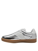 diseño metálico chic con suela tono goma, ideal para moda urbana casual.