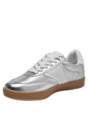 zapatilla plateada textil moderna con secciones blancas elegantes y cordones a juego.