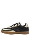 detalles dorados sobre textil negro en zapatilla femenina estilo deportivo, suela caramelo