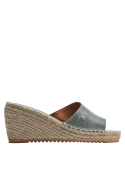 Sandalia casual de cuero azul para mujer, con detalle metálico y plataforma de yute, versátil y sofisticada.