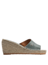 Sandalia casual de cuero azul para mujer, con detalle metálico y plataforma de yute, versátil y sofisticada.