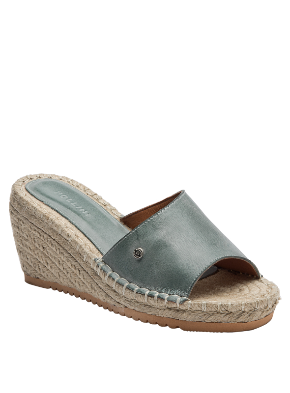Sandalia boho-chic azul metalizado de cuero con cuña de yute, combinable con vestidos veraniegos.