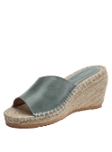Elegante sandalia azul de cuero para mujer con diseño casual y moderno, ideal para verano.