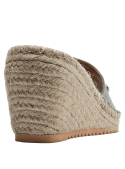 Sandalia de cuero azul metalizado para mujer con plataforma de yute y detalle metálico lateral, estilo boho-chic.