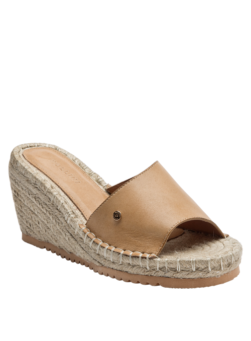 Sandalia versátil de cuero camel para mujer, estilo boho chic, ideal para climas cálidos y looks casuales.