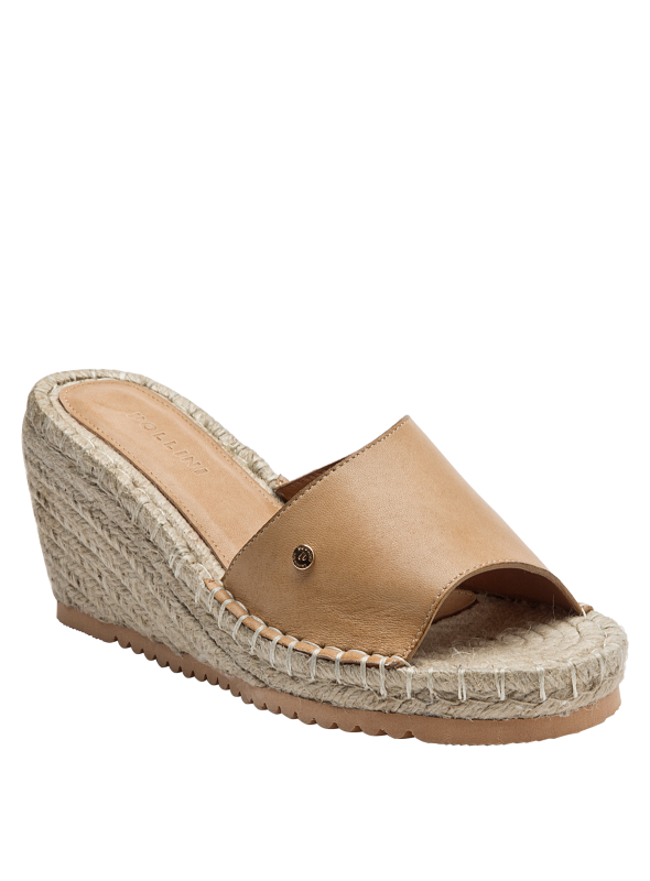 Sandalia versátil de cuero camel para mujer, estilo boho chic, ideal para climas cálidos y looks casuales.