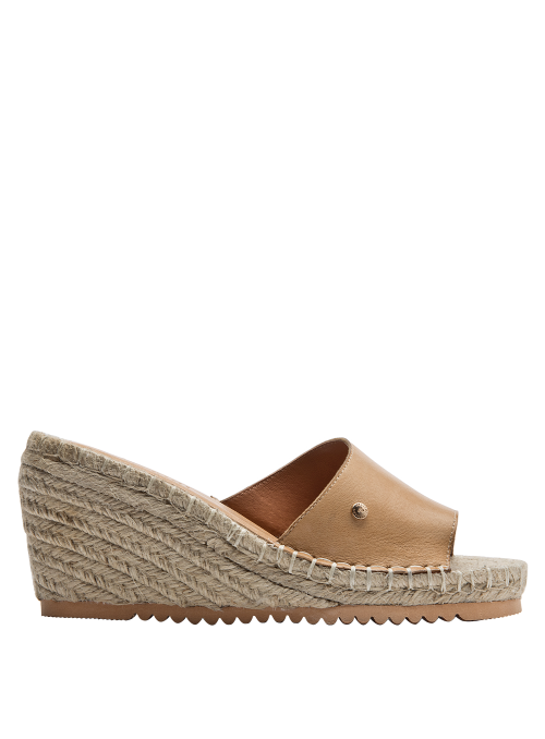 Sandalia versátil de cuero camel para mujer, estilo boho chic, ideal para climas cálidos y looks casuales.