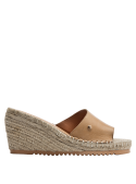 Sandalia de cuero camel con diseño minimalista y plataforma cómoda, adecuada para paseos urbanos.