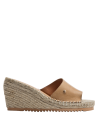 Sandalia de cuero camel con diseño minimalista y plataforma cómoda, adecuada para paseos urbanos.