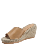 Sandalia boho chic de cuero camel, ideal para primavera-verano, con tira ancha cruzando el empeine.