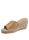 Sandalia boho chic de cuero camel, ideal para primavera-verano, con tira ancha cruzando el empeine.