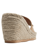 Sandalia de cuero camel para mujer, estilo casual, con plataforma de yute y detalle metálico decorativo.