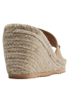 Sandalia de cuero camel para mujer, estilo casual, con plataforma de yute y detalle metálico decorativo.