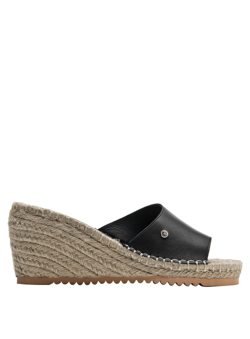 Sandalia de cuero negro con acabado pulido y sofisticado, ideal para primavera y verano.