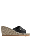 Sandalia de mujer casual en cuero negro, combina elegancia y comodidad para días calurosos.