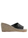 Sandalia de mujer casual en cuero negro, combina elegancia y comodidad para días calurosos.