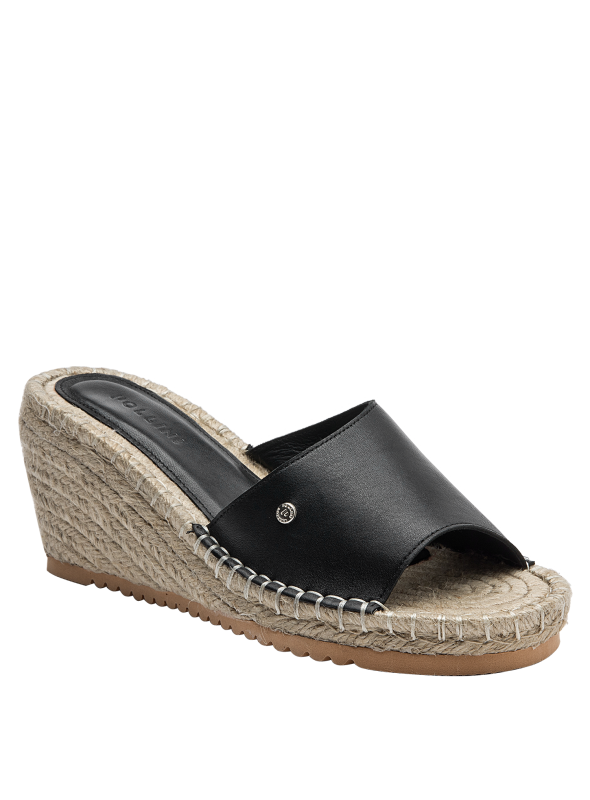 Sandalia de cuero negro con acabado pulido y sofisticado, ideal para primavera y verano.