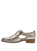 Calzado oxford dorado para mujer, cuero metálico con textura perforada, ideal para ocasiones casuales.