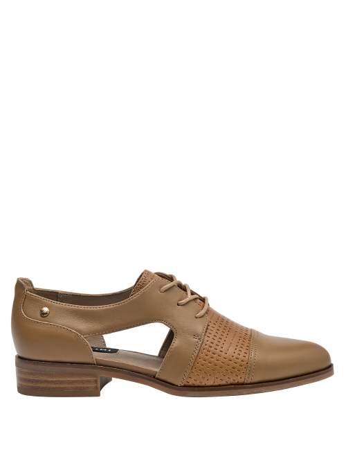 Elegante zapato camel de cuero para mujer, versátil para eventos empresariales y salidas elegantes.