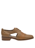 Calzado de cuero camel, estilo clásico renovado, combina con faldas lápiz o jeans oscuros.