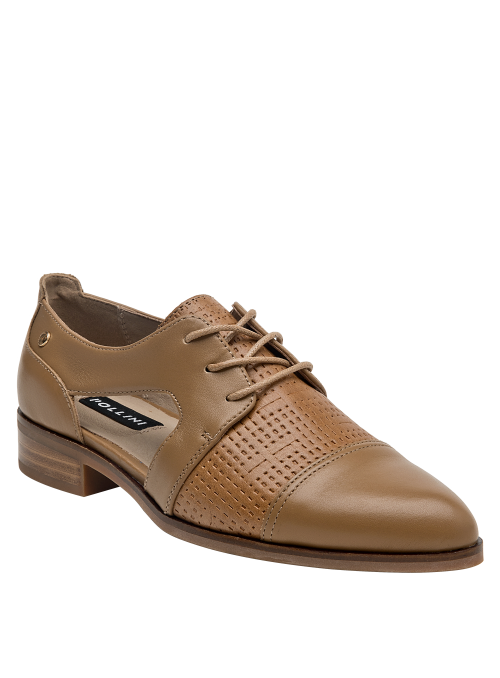 Elegante zapato camel de cuero para mujer, versátil para eventos empresariales y salidas elegantes.