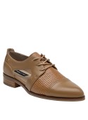 Elegante zapato camel de cuero para mujer, versátil para eventos empresariales y salidas elegantes.