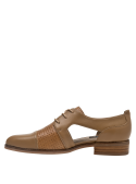 Zapato casual de cuero camel, textura lisa y sofisticada, adaptable a estilos formales y semi-formales.