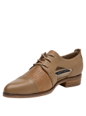 Calzado de cuero camel para mujer, diseño elegante y sobrio, perfecto para reuniones de trabajo.