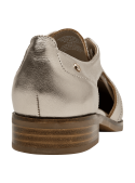 Zapato oxford dorado de cuero con patrón perforado y cordones a juego, estilo casual para mujer.
