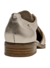 Zapato oxford dorado de cuero con patrón perforado y cordones a juego, estilo casual para mujer.
