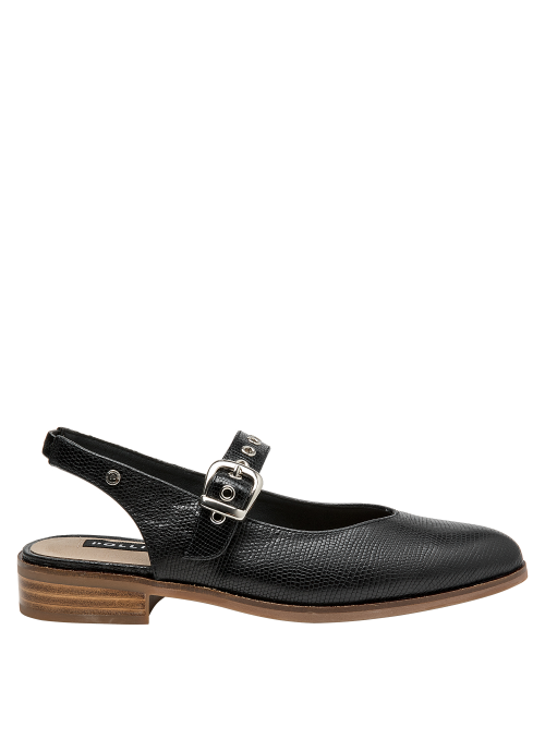 Zapato casual chic de cuero negro con textura reptil y correa con hebilla metálica.