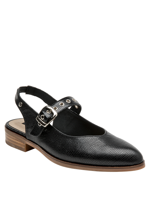 Zapato casual chic de cuero negro con textura reptil y correa con hebilla metálica.