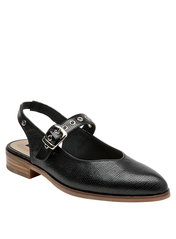 Zapato casual chic de cuero negro con textura reptil y correa con hebilla metálica.