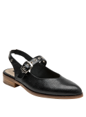 Zapato casual chic de cuero negro con textura reptil y correa con hebilla metálica.
