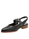 Zapato slingback negro de cuero para mujer con hebilla metálica y detalles de ojales.