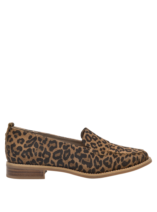 Mocasín moderno de cuero con textura suave y estampado leopardo.