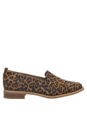 Calzado casual-chic de cuero para mujer con diseño atrevido y suela cómoda.