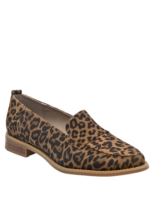 Mocasín moderno de cuero con textura suave y estampado leopardo.