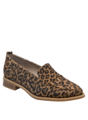 Mocasín moderno de cuero con textura suave y estampado leopardo.