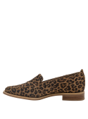 Calzado femenino de cuero con patrón animal print y suela café claro.