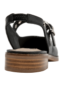 Zapato de cuero negro con textura reptil y correa ajustable, diseño moderno para mujer.